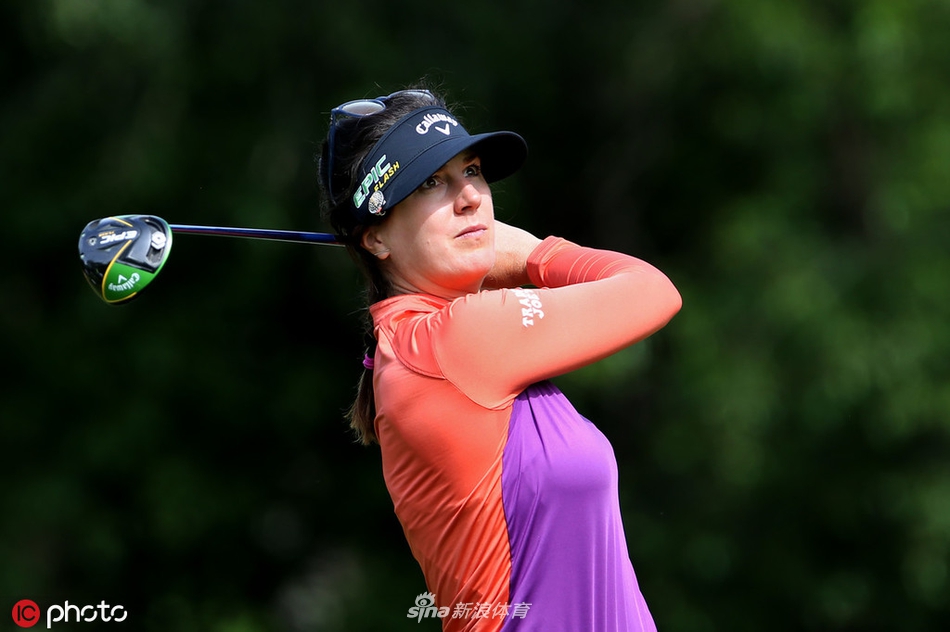 球员在沙坑中救球，沙砾飞溅的瞬间展现出高尔夫运动中精准而富有技巧性的一面。