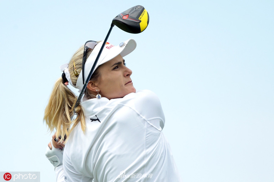 夜幕降临前的布莱斯菲尔德乡村俱乐部，亨德森正完成她当天最后几杆，观众在果岭边聚精会神地观看。