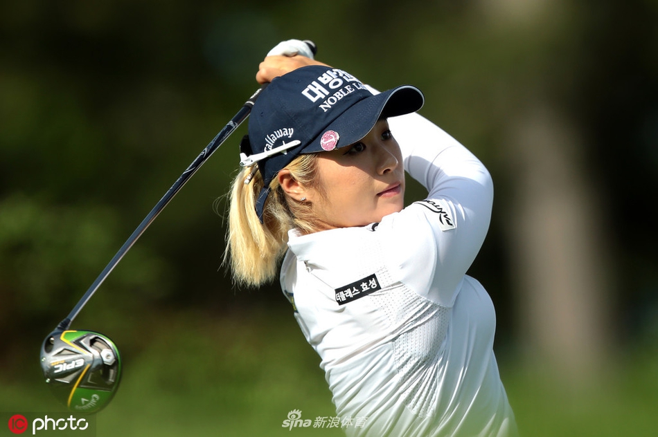 赛事观众聚集在发球台附近，满怀期待地观看明星球员开球，现场充满了大赛的热烈氛围。