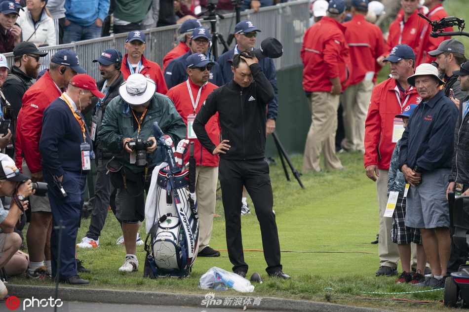 李昊桐向观众致意，阳光下身影拉长，展现运动家风范