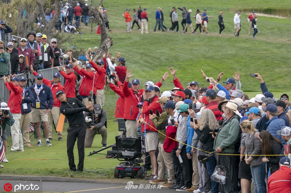 李昊桐行走在球道间，身影融入广阔球场，步伐坚定迈向下一洞