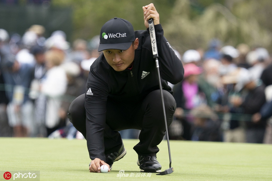 李昊桐在开球台上全神贯注，蓄势待发，白色小球即将飞向远方