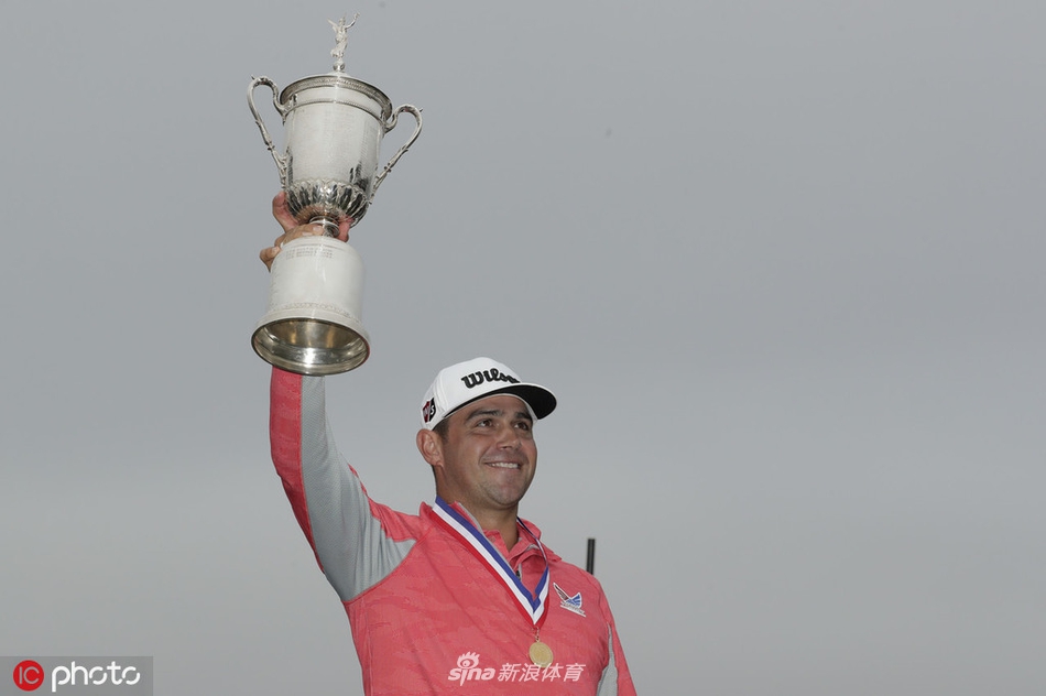 夕阳余晖中，伍德兰德独自手持奖杯走向场边，身后是波光粼粼的太平洋，仿佛走向一个崭新的时代。