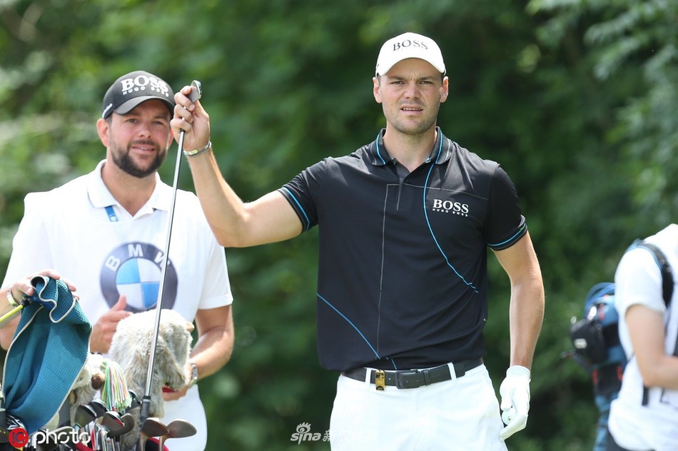 帕万与团队成员激情拥抱庆祝,汗水与喜悦在阳光下闪耀