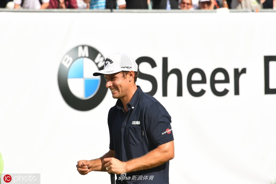 帕万在延长赛中关键一击,球划破天空飞向果岭,背景是观众期待的注目