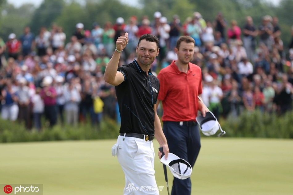 李·维斯特伍德在球道上从容挥杆,姿态优雅而充满力量