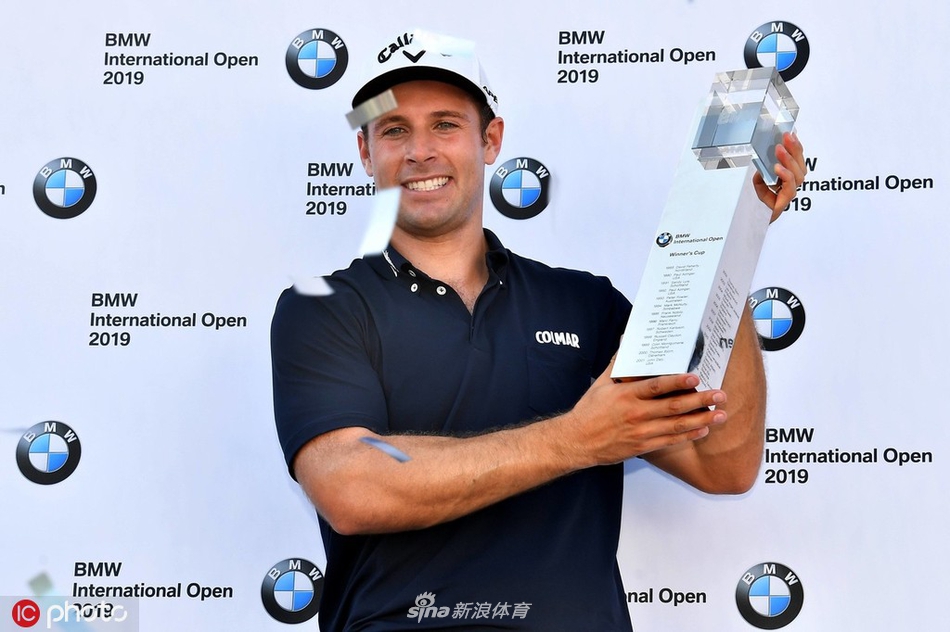 马丁·凯梅尔在果岭上专注推杆,眉头微蹙,尽显主场作战的压力与专注