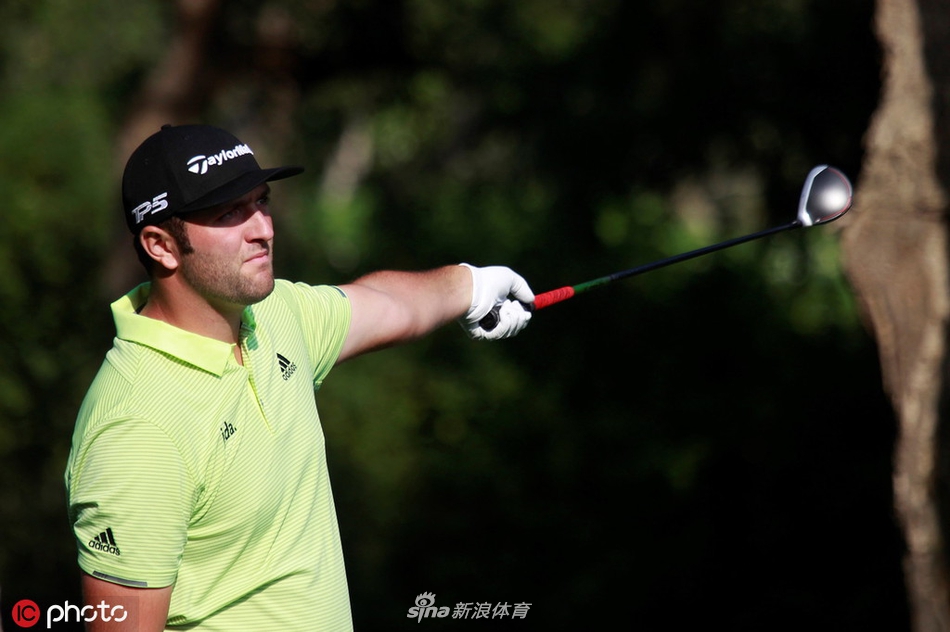 伯泽伊登霍特站在开阔的球道上准备击球,背景是典型的安达卢西亚丘陵地貌,晴朗天空下他的剪影显得从容不迫。