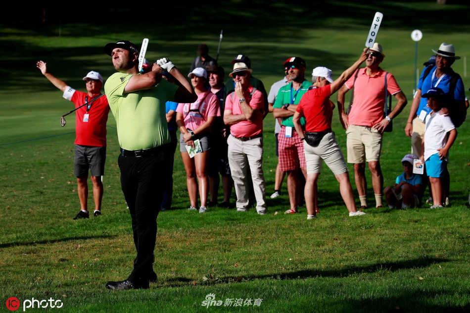 比赛结束后,加西亚微笑着为守候在场边的西班牙小球迷签名,展现了他作为本土英雄亲切和蔼的一面。