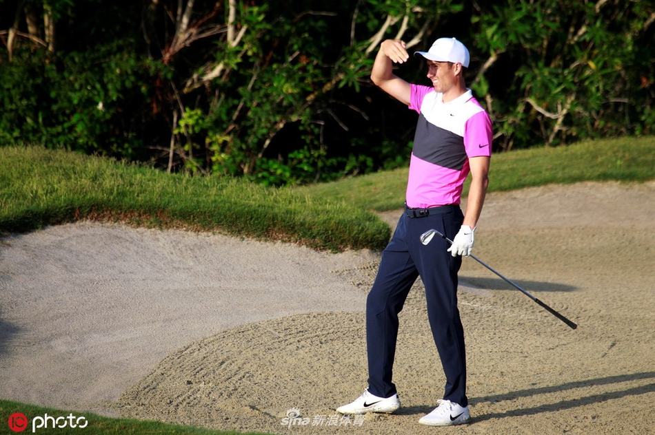 镜头俯瞰瓦德拉玛球场第17洞三杆岛果岭,碧水环绕,沙坑守卫,全景展现了这座传奇球场的标志性美景与挑战。