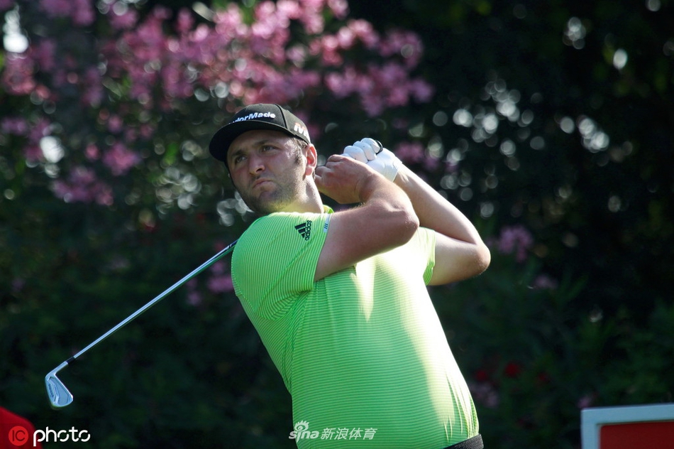 南非球手伯泽伊登霍特在瓦德拉玛球场第18洞果岭边观察推杆线路,神情专注自信,四杆领先优势让他气势如虹。