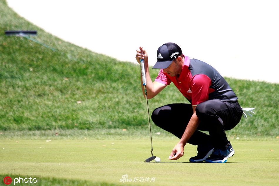 伯泽伊登霍特在球场难度极高的树林球道中成功救球,展示了他除了进攻之外,处理棘手局面的细腻手感。