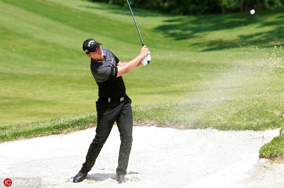 摄影师捕捉到加西亚在果岭上推杆入洞的瞬间,他振臂庆祝,身后是瓦德拉玛俱乐部经典的白色会所与热情的西班牙观众。