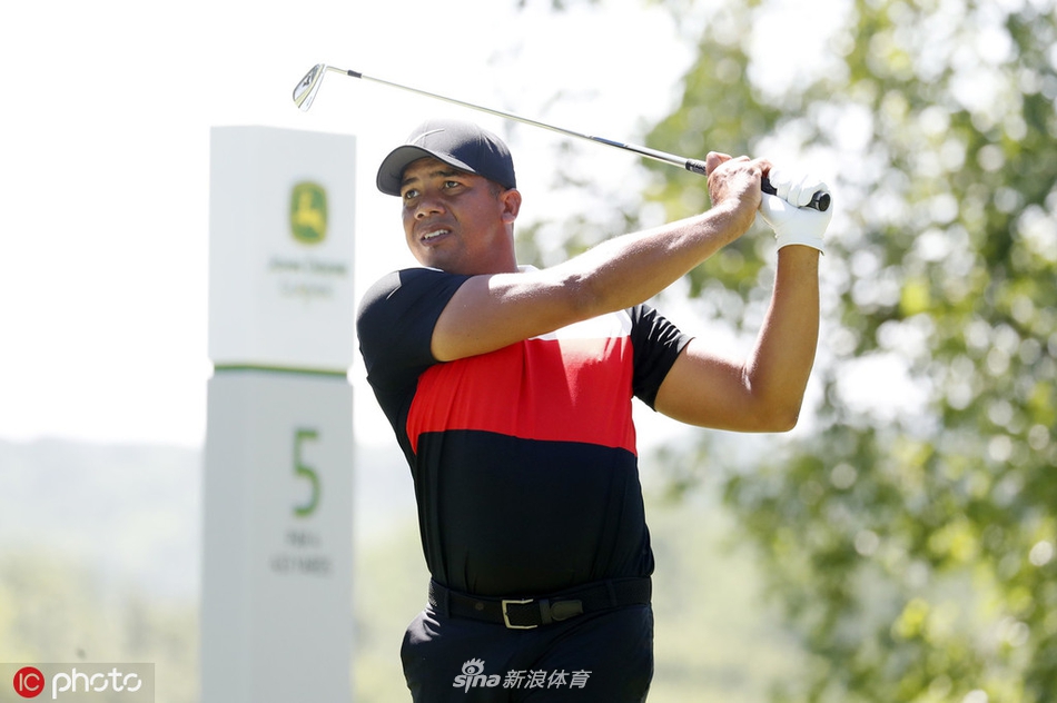 乔纳森-维加斯在强鹿精英赛第二轮果岭边仔细审视推杆线路，眼神专注，志在必得。