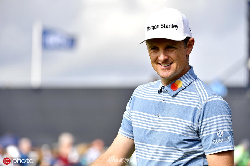 贾斯汀·罗斯在沙坑中陷入苦战，他半蹲着身体，计算着如何让小球越过陡峭的沙坑边缘飞向果岭。