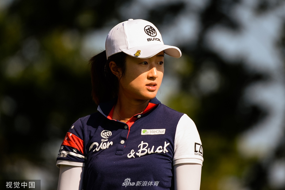 朴城炫在开球台上潇洒挥杆,白色小球如利剑般穿透依云湛蓝的天空