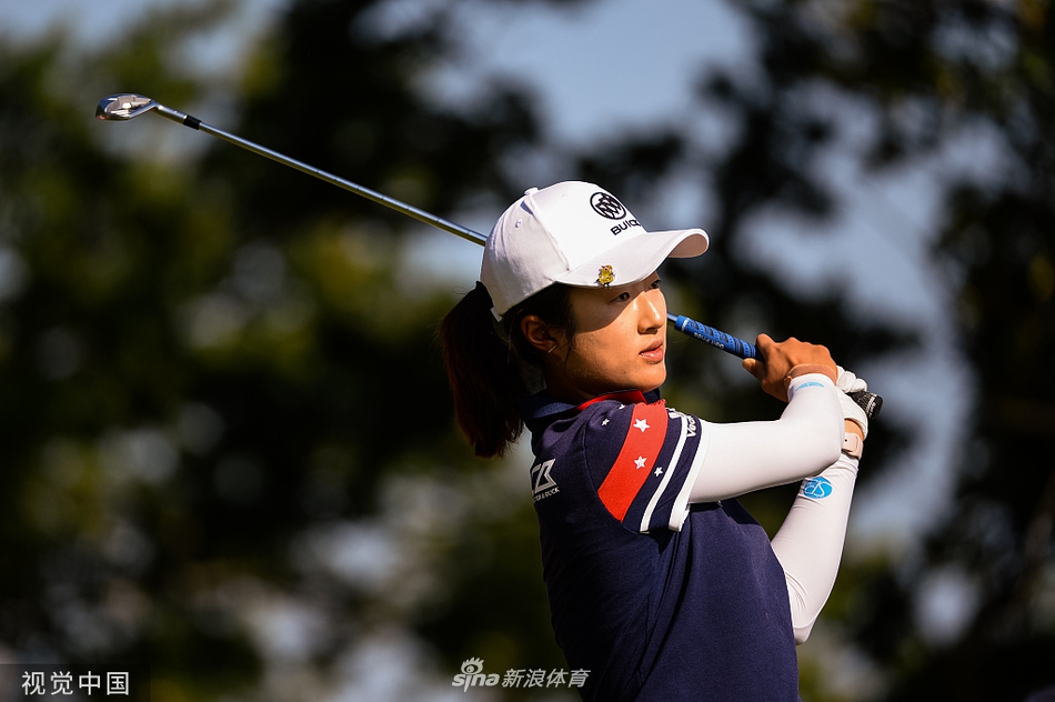 依云锦标赛标志性的第18洞全景,果岭依湖而建,背景是壮丽的阿尔卑斯山脉