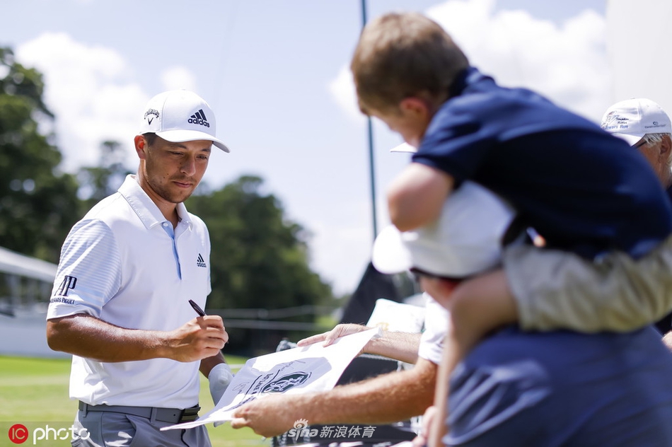 麦克罗伊在练习日神情专注地眺望球道，为即将到来的大战进行最后布局