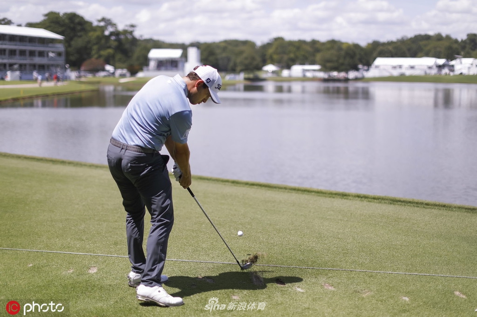 夕阳下球员结束练习走向会所，长长的影子映在草地上，宁静中孕育着明日风暴