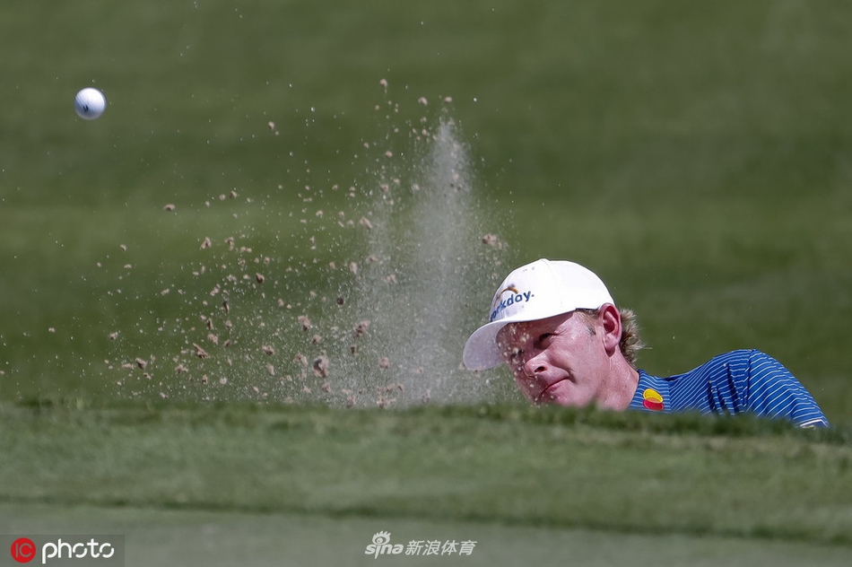 观众聚集在练习场边，饶有兴致地观看球星热身，感受大赛前的独特气氛