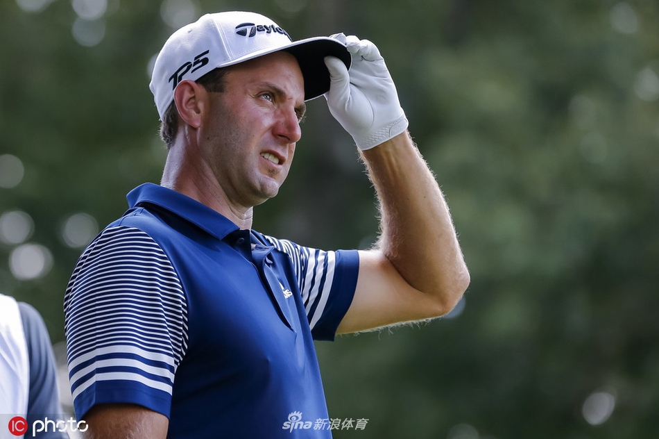 赛场观众聚集，氛围热烈，背景中球员正在果岭推杆，争夺千万大奖的战斗牵动人心