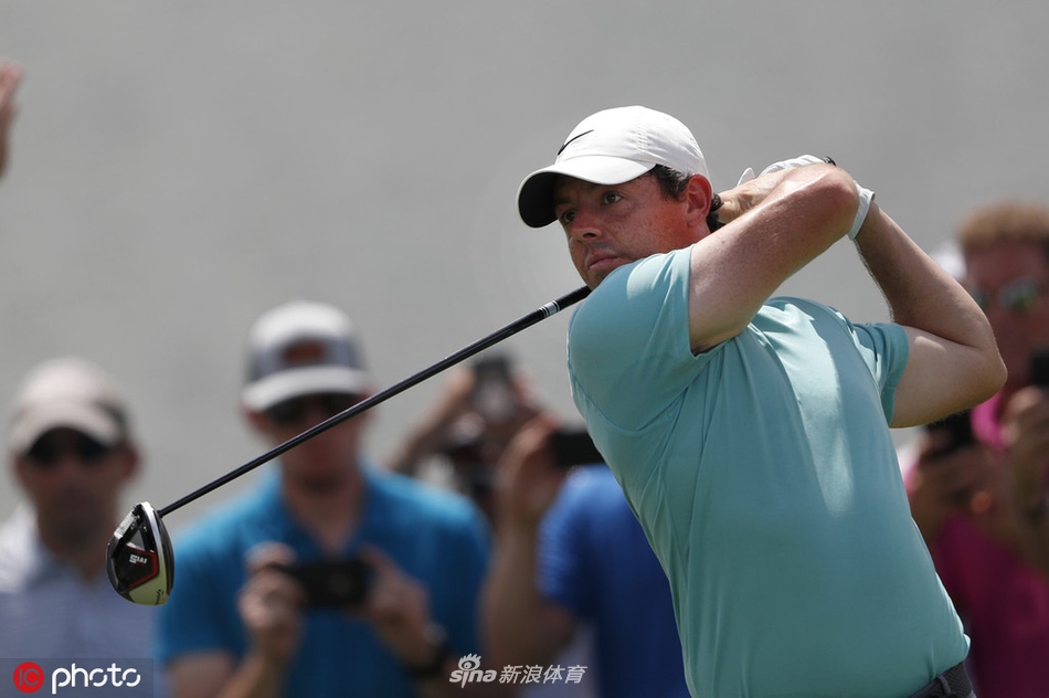 谢奥菲勒在果岭上仔细研判推杆线路，他次轮最后时刻射鹰，冲至单独第四