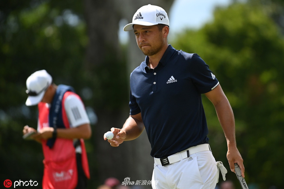 麦克罗伊在球道上面露思索，阳光勾勒出他坚毅的侧脸，冠军的决心写满眉宇之间