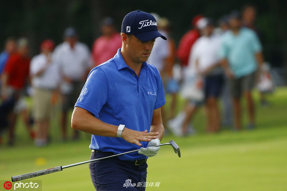 托马斯在赛场中行走，目光坚定望向前方，即便优势被蚕食他依然是夺冠热门