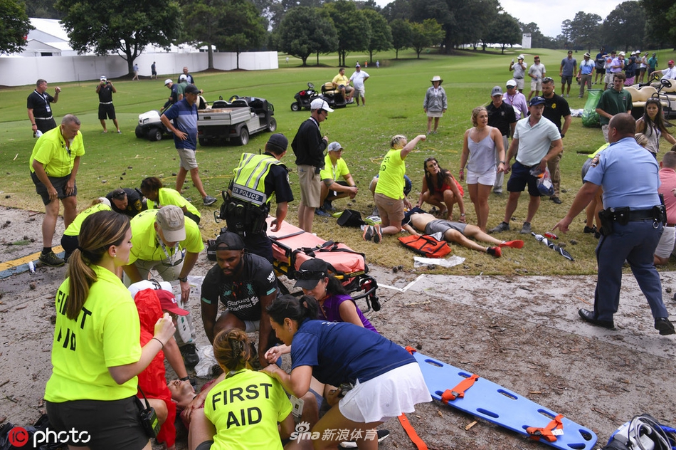 多辆救护车闪烁着顶灯,聚集在东湖俱乐部的通道上,准备转运伤员
