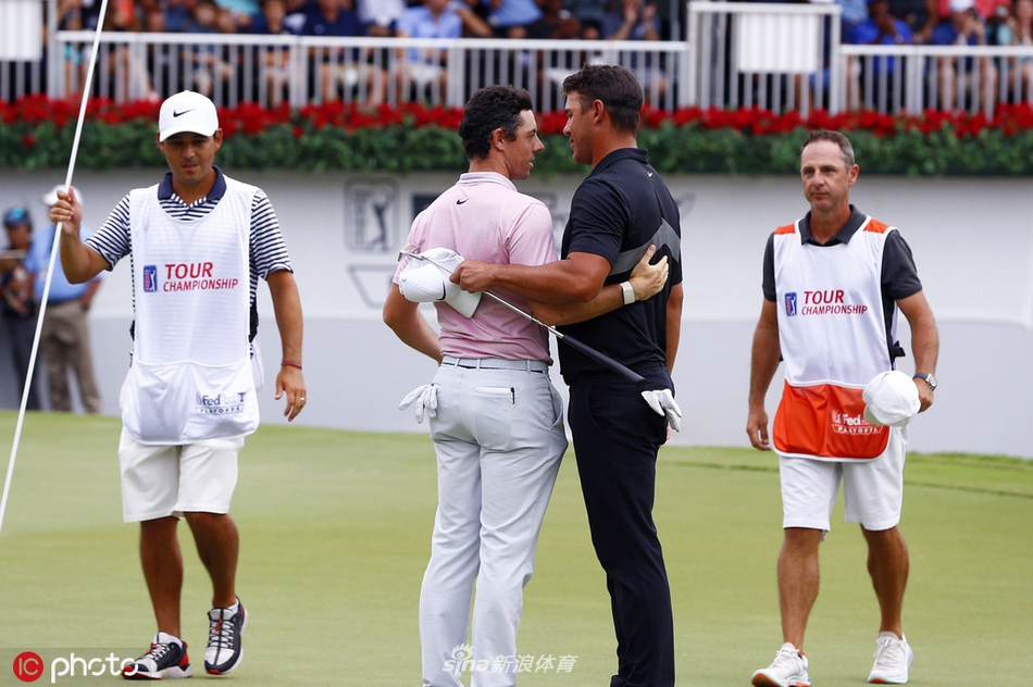 麦克罗伊在果岭边优雅切杆,身体姿势流畅平衡,小白球划出精准弧线飞向洞杯。