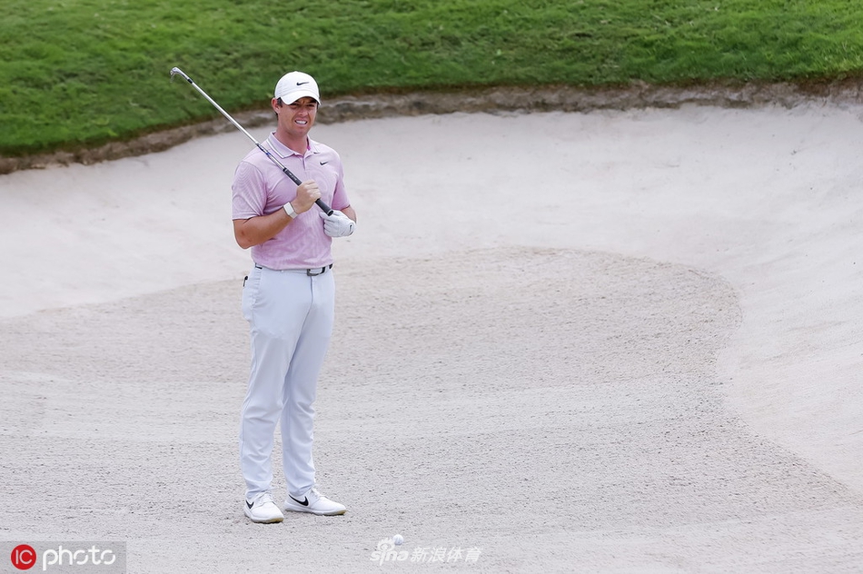 麦克罗伊夺冠后与团队及妻子埃丽卡·斯托尔在场边相拥庆祝,脸上洋溢着幸福与成功的笑容。