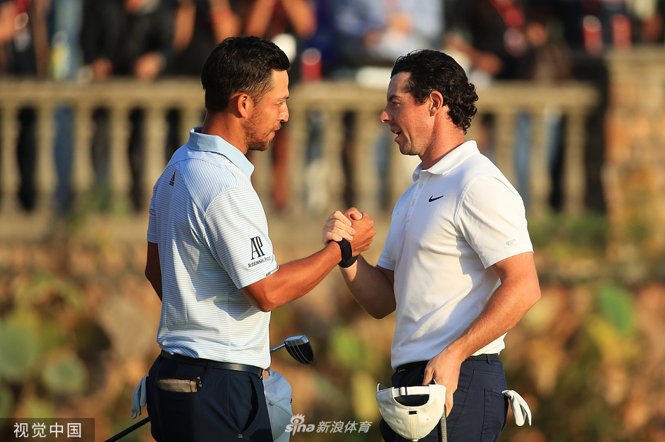 颁奖典礼上金光闪闪的冠军奖杯与鲜艳的花束共同等待它的主人