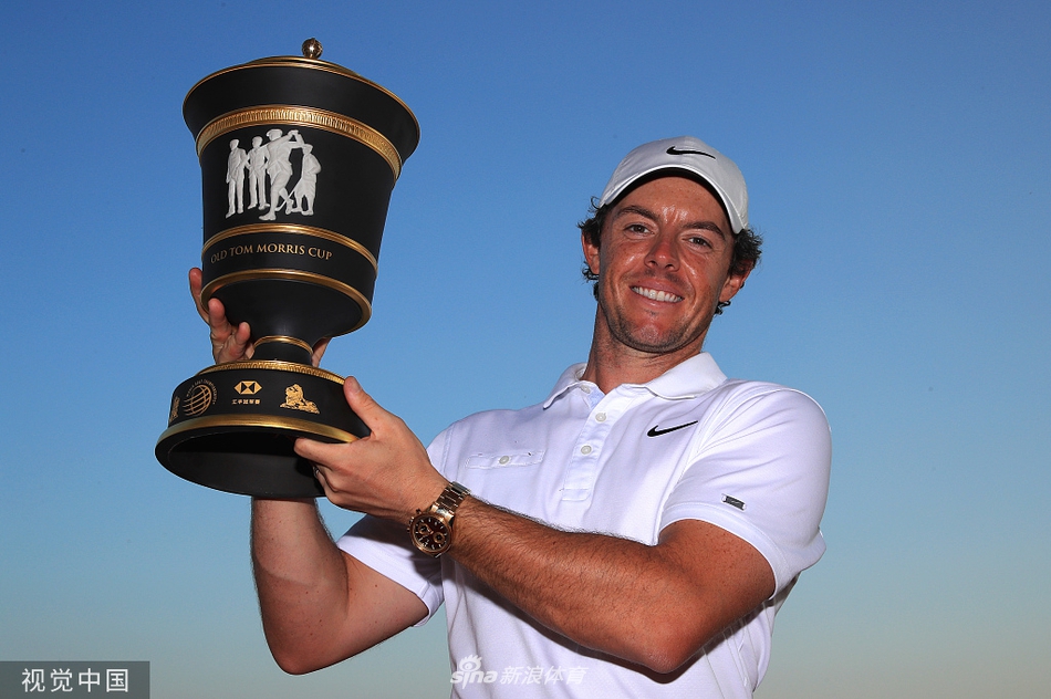 夺冠瞬间麦克罗伊紧握拳头激情庆祝,身后是上海佘山的经典景观