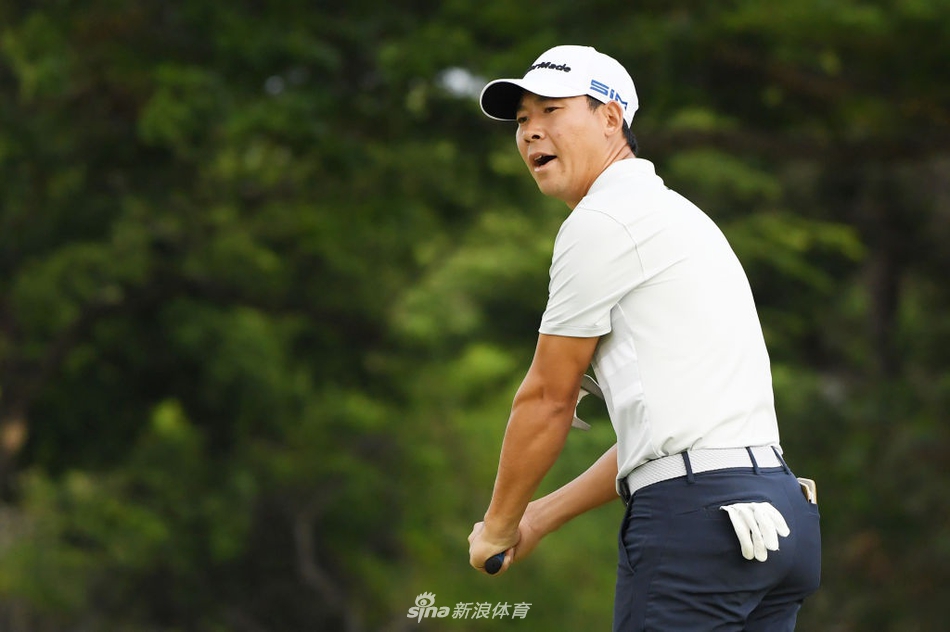 中国选手张新军正在长草中审慎观察球位，眉头微蹙思考着下一杆的策略