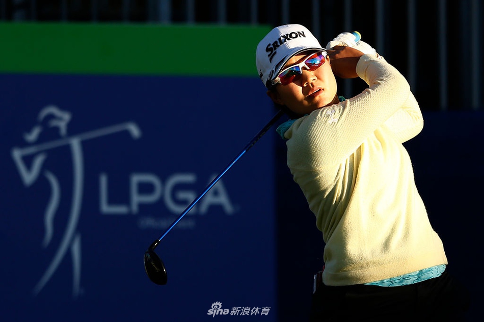 洛佩兹深情亲吻冠军奖杯,脸上洋溢着梦想成真的纯粹喜悦