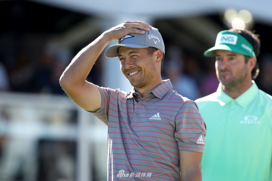 布莱森·德尚博以其标志性的全力上杆方式准备击球,独特的动作与专注的目光展现出他对力量物理的极致追求。