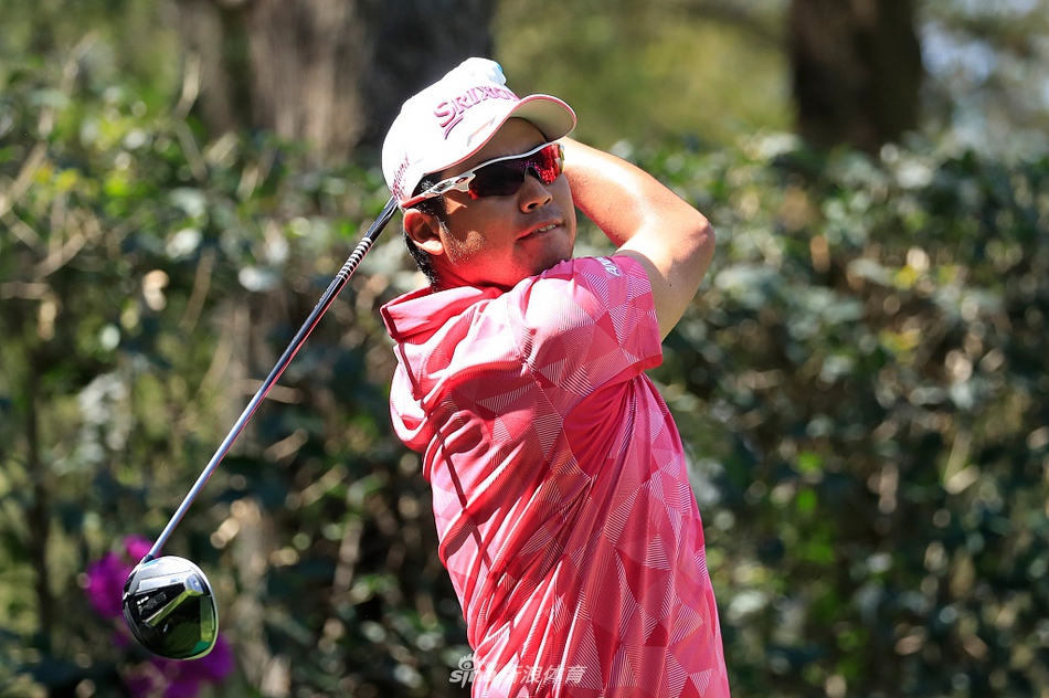 埃里克·范鲁彦在第二轮结束后微笑着与记分卡合影，对表现感到满意。