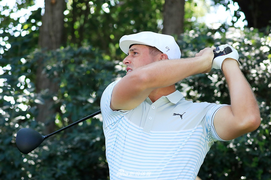 帕特里克·瑞德在沙坑中救球瞬间，沙粒飞溅，展现其精湛的短杆技术。