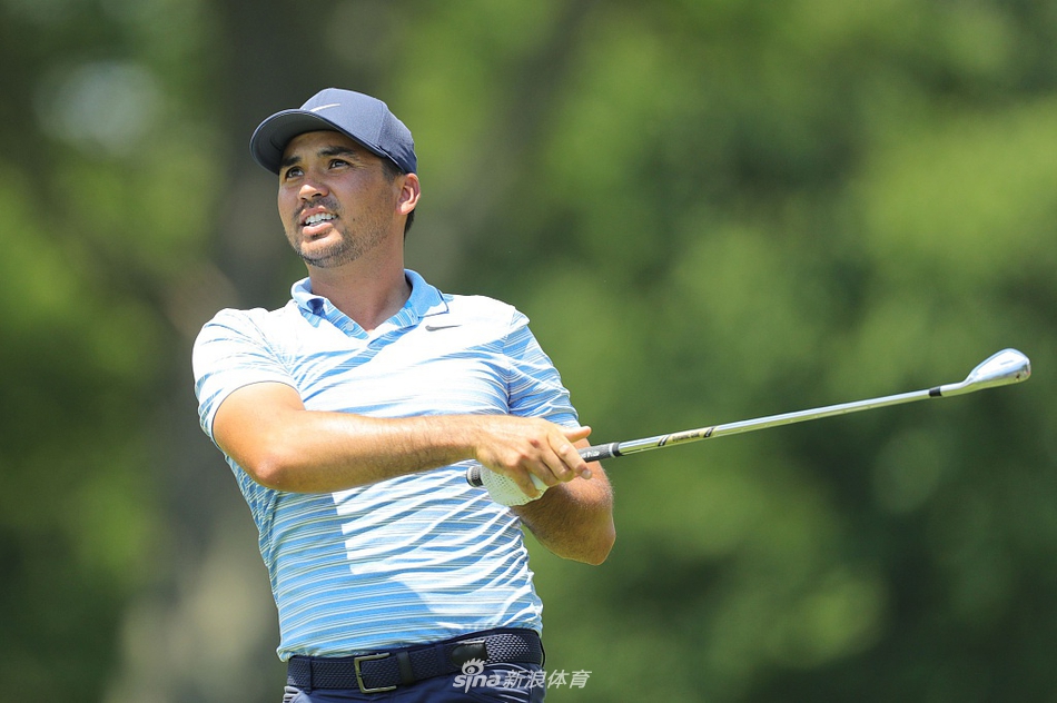 基根-布拉德利奋力挥杆，身体完全扭转，展现出职业球员惊人的爆发力与柔韧性。