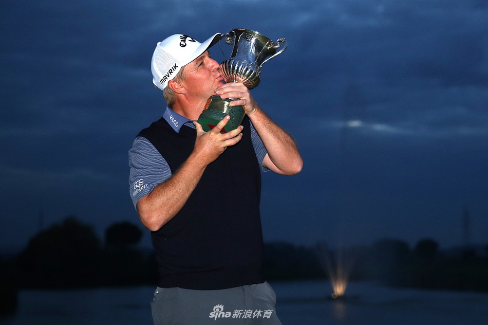 尼古拉斯-考赛茨全力开球，身体扭矩达到极致，白色小球如炮弹般飞向远方的球道。