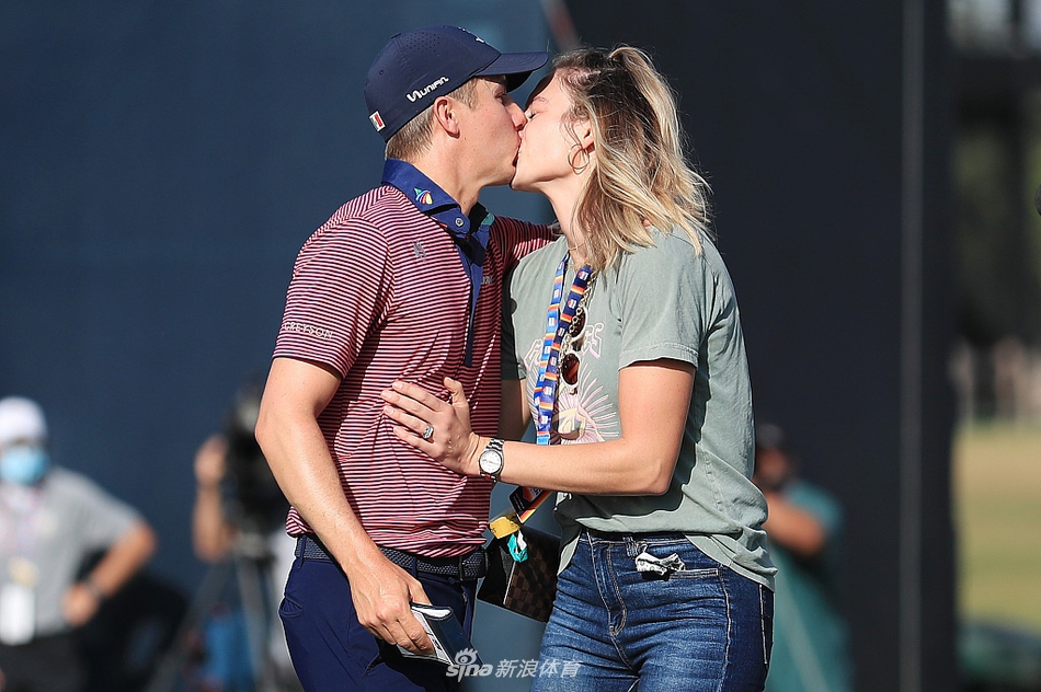 卡洛斯-奥尔蒂斯深情亲吻妻子，将冠军的荣耀与最爱的人分享