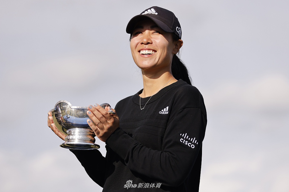 高真荣与她的球童在决赛轮中并肩前行，两人面带笑容专注交流，展现着默契的团队合作