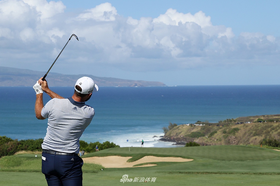 冠军奖杯特写，银光闪闪的奖杯置于碧绿的果岭之上，映照着夏威夷独特的美丽霞光，静谧而荣耀。