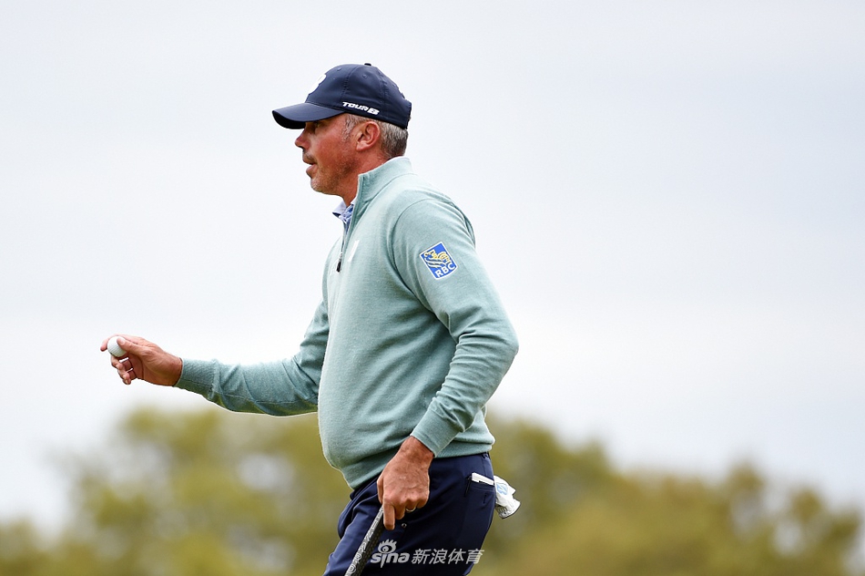 卡梅隆·特林格尔完成优雅收杆，身体平衡完美，目光追随着小白球飞向远方的理想落点