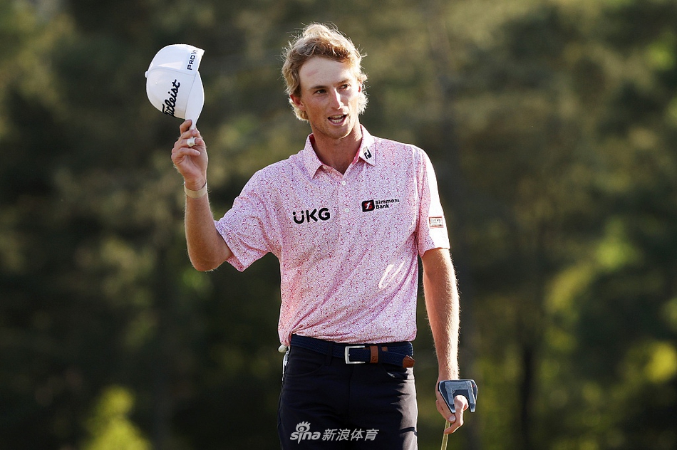 格雷格-诺曼在解说席上手持话筒,表情专注,正与搭档分析球场形势,传奇人物的见解为比赛增添了深度。