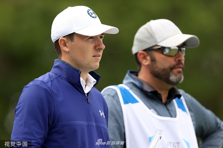 乔丹-斯皮思在球道上果断挥杆，身体充分扭转，目光坚定地望向小球飞出的方向，展现出强烈的求胜欲望。