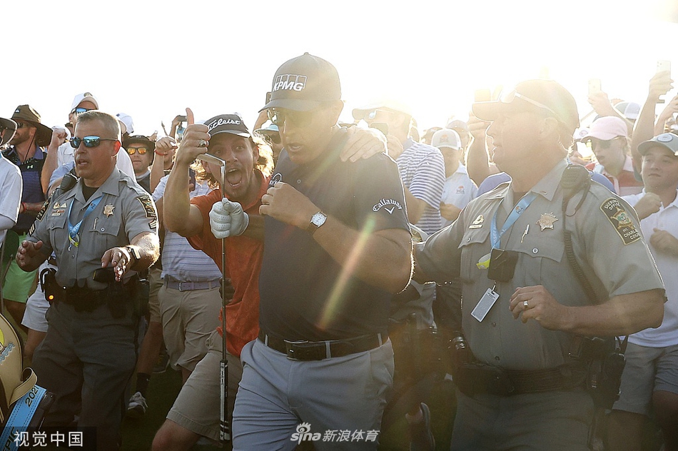 人群渐渐散去后,18号洞果岭一片狼藉,宛如战场,见证了方才无与伦比的激情释放。