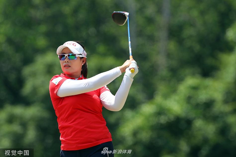 颁奖仪式上,徐薇凌高举沉甸甸的冠军奖杯,金色奖杯与她的喜悦交相辉映,见证荣耀时刻。