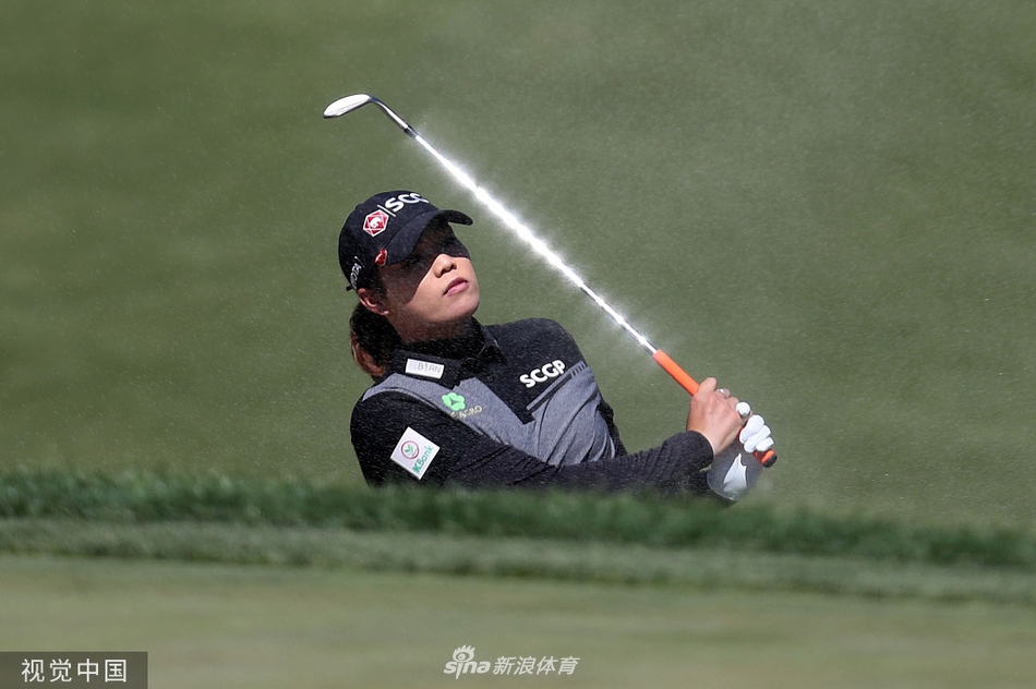 冯珊珊在赛后向观众致意，她坚毅平和的眼神中，已望向下一场大满贯的挑战。