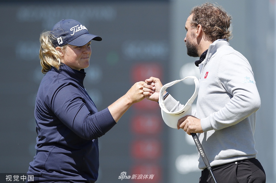 一位男球手在沙坑中完美救球，沙砾飞扬瞬间充满力量感